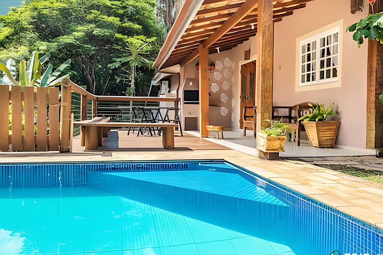 Casa Ribeirão – 4 quartos e piscina a poucos passos da praia