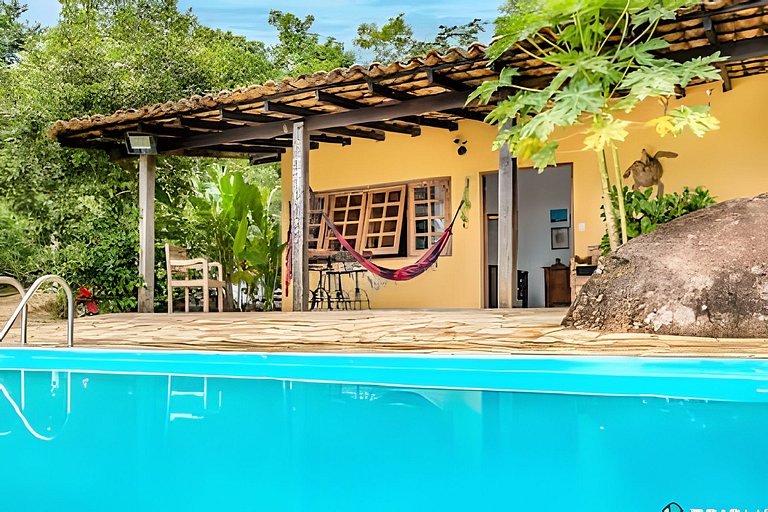 Casa com vista para o mar em meio a natureza