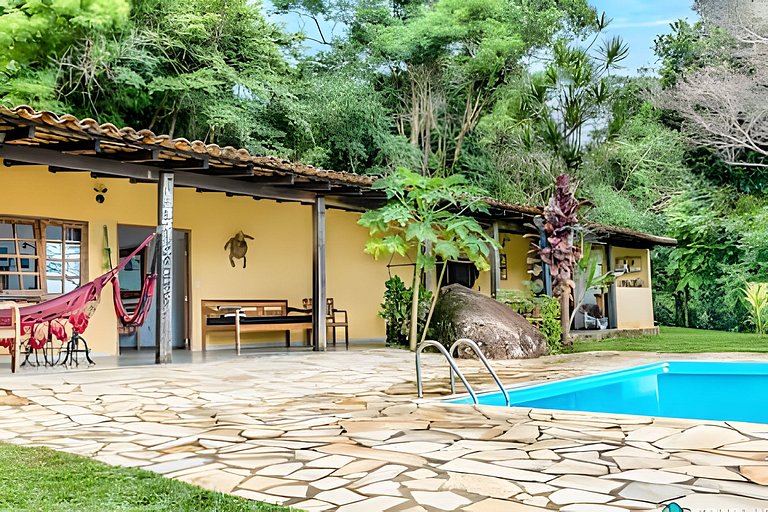 Casa com vista para o mar em meio a natureza