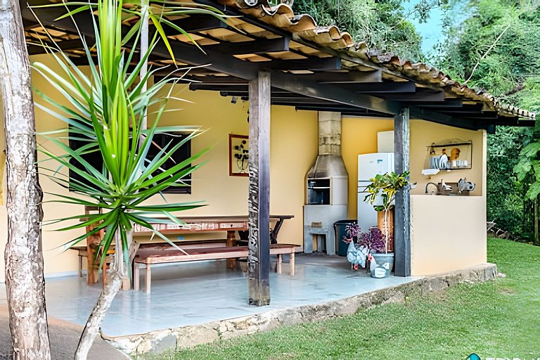 Casa com vista para o mar em meio a natureza