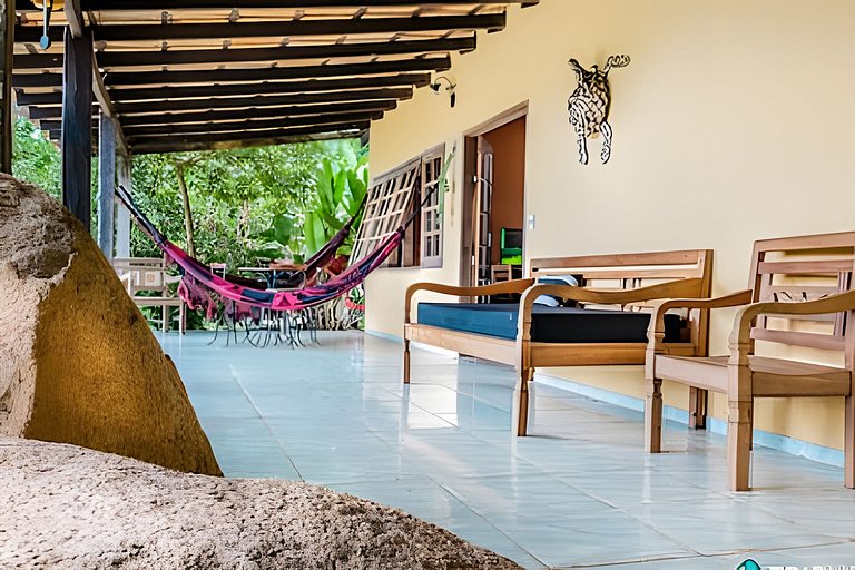 Casa com vista para o mar em meio a natureza