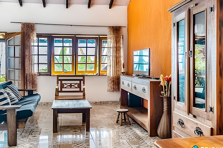 Casa com vista para o mar em meio a natureza