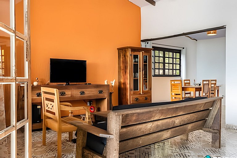 Casa com vista para o mar em meio a natureza