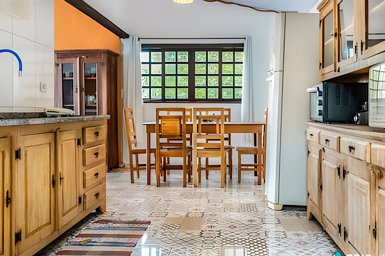 Casa com vista para o mar em meio a natureza