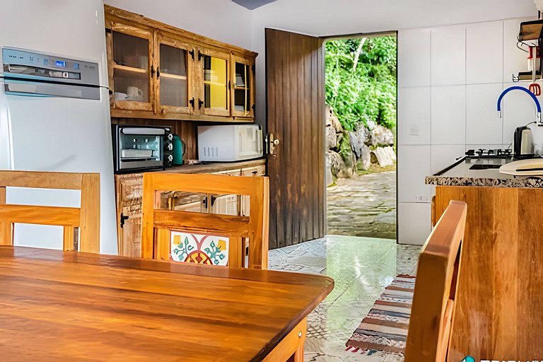 Casa com vista para o mar em meio a natureza