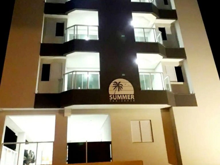 Apto em Itaguá, Ubatuba – Conforto & piscina no condomínio