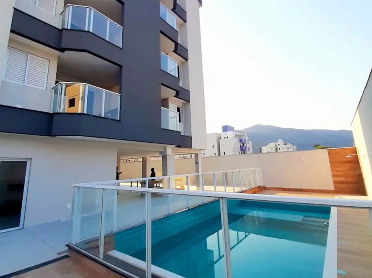 Apto em Itaguá, Ubatuba – Conforto & piscina no condomínio