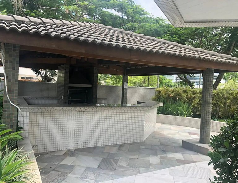 Apto Flores Riviera – 4 suítes a 50m da praia