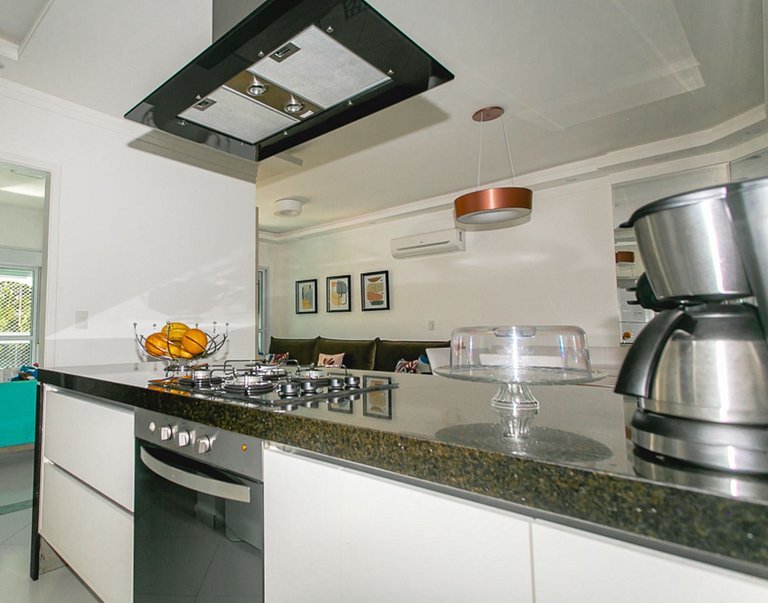 Apto Riviera – Varanda com churrasqueira a 500m da praia