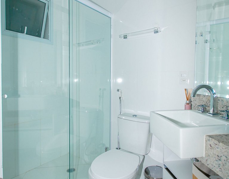 Apto Riviera – Varanda com churrasqueira a 500m da praia
