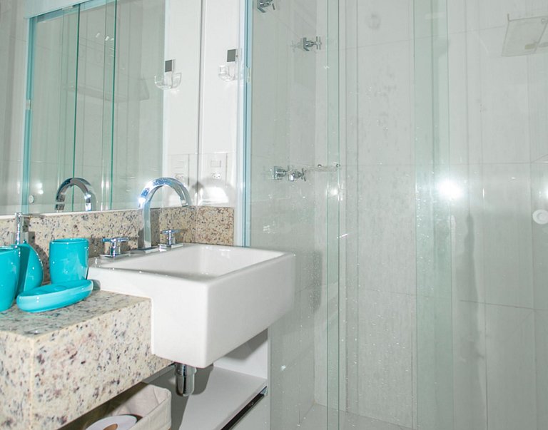 Apto Riviera – Varanda com churrasqueira a 500m da praia