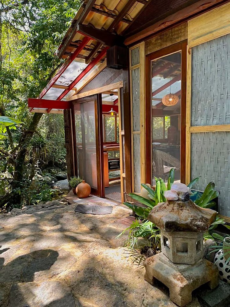 Cabana Om | Ofurô japonês de frente para o rio