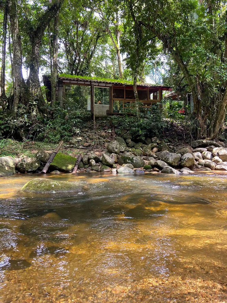 Cabana Om | Ofurô japonês de frente para o rio