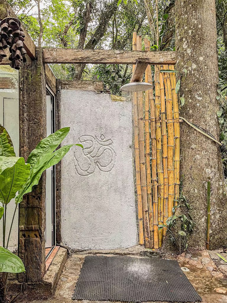 Cabana Om | Ofurô japonês de frente para o rio