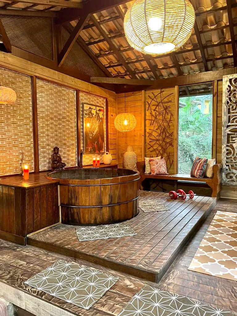 Cabana Om | Ofurô japonês de frente para o rio