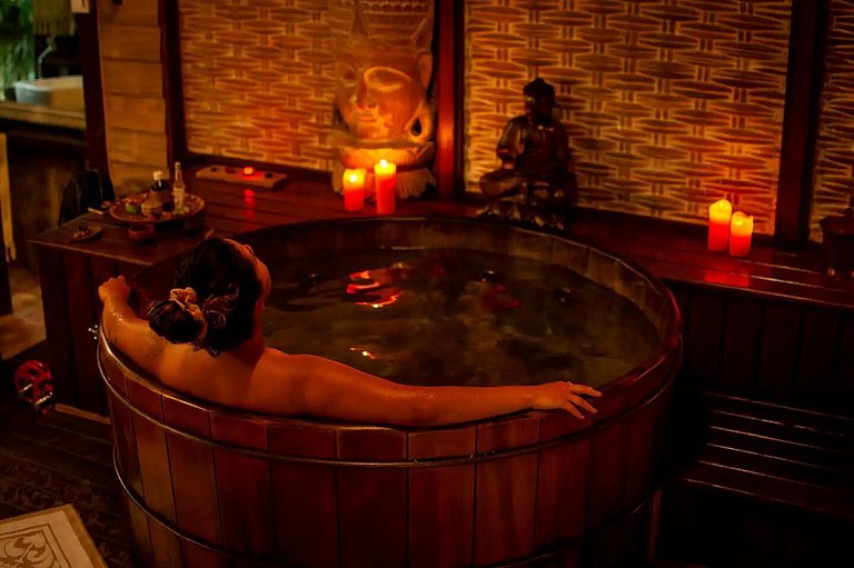 Cabana Om | Ofurô japonês de frente para o rio