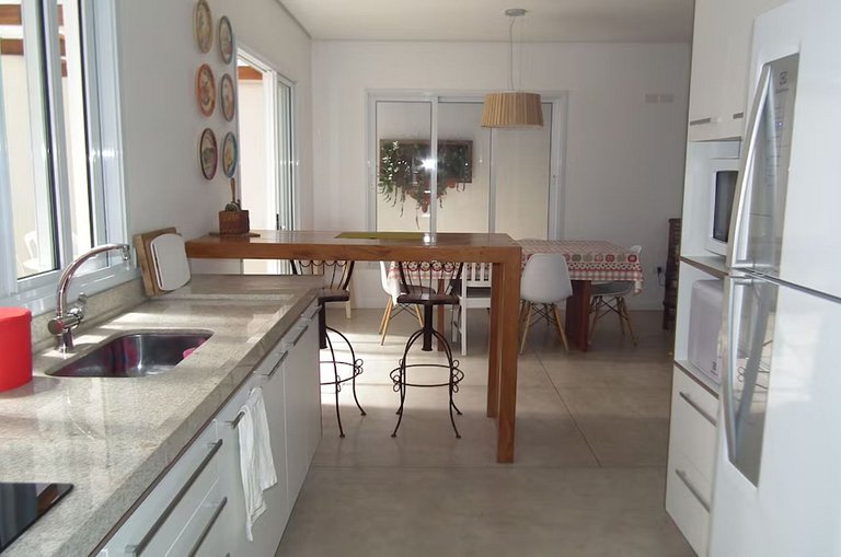 Vila dos Ypes – Casa com 3 Suítes a 100m da Praia