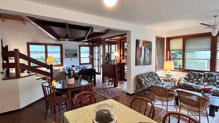 Casa Garoupas | 4 dorms em condomínio pé na areia