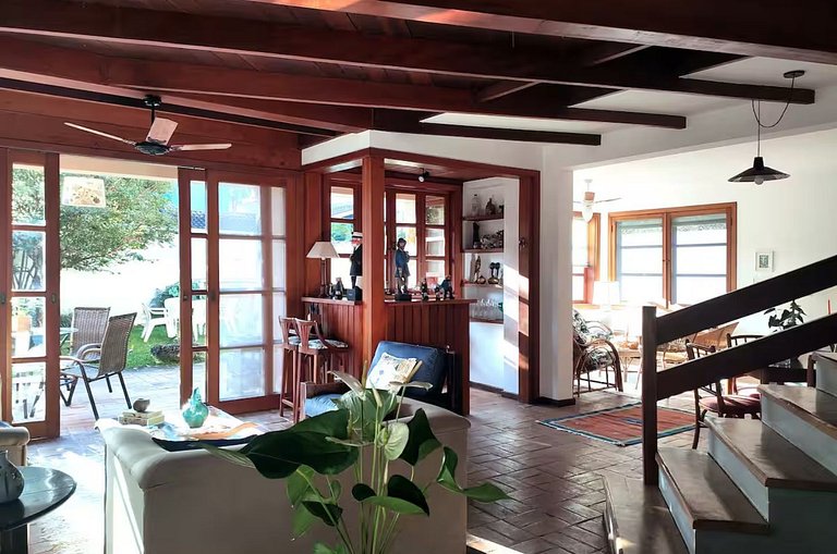 Casa Garoupas | 4 dorms em condomínio pé na areia