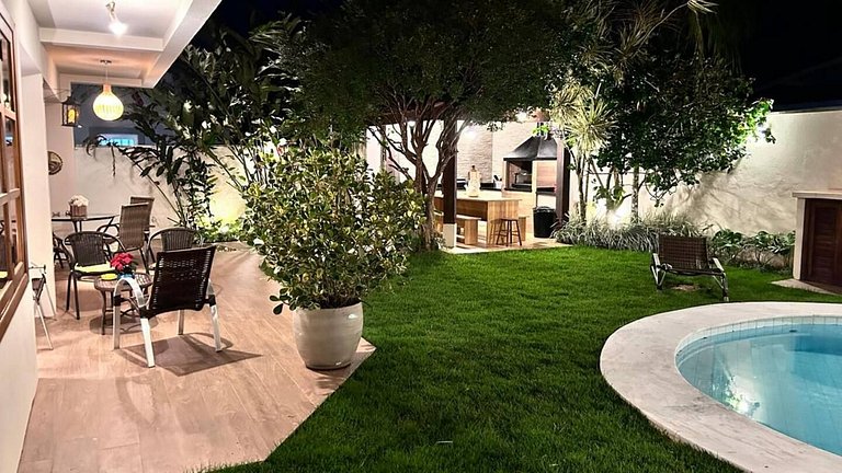 Casa Garoupas | 4 dorms em condomínio pé na areia