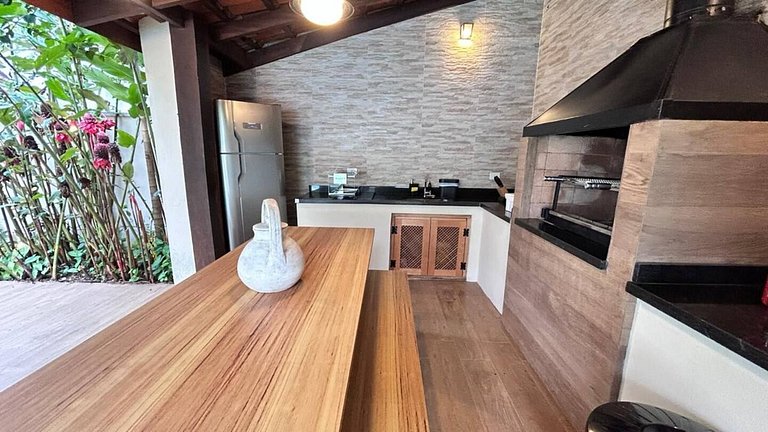 Casa Garoupas | 4 dorms em condomínio pé na areia