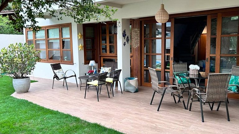 Casa Garoupas | 4 dorms em condomínio pé na areia
