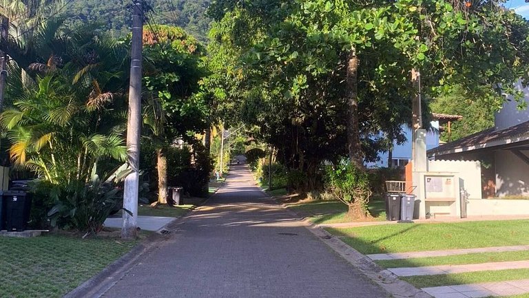 Casa Garoupas | 4 dorms em condomínio pé na areia