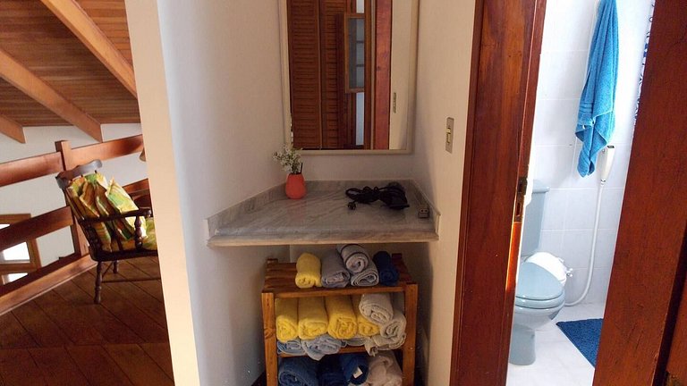 Casa Garoupas | 4 dorms em condomínio pé na areia