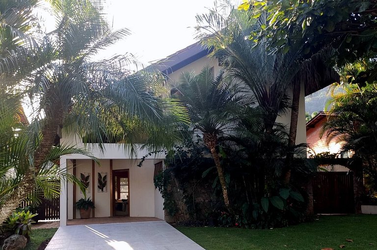 Casa Garoupas | 4 dorms em condomínio pé na areia