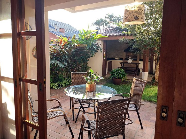 Casa Garoupas | 4 dorms em condomínio pé na areia