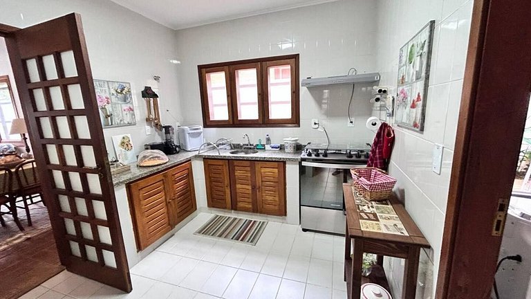 Casa Garoupas | 4 dorms em condomínio pé na areia