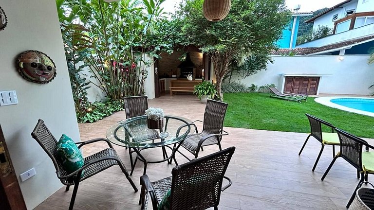 Casa Garoupas | 4 dorms em condomínio pé na areia