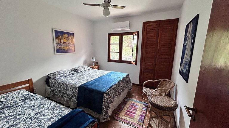 Casa Garoupas | 4 dorms em condomínio pé na areia