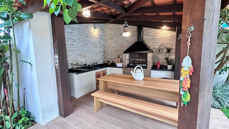 Casa Garoupas | 4 dorms em condomínio pé na areia