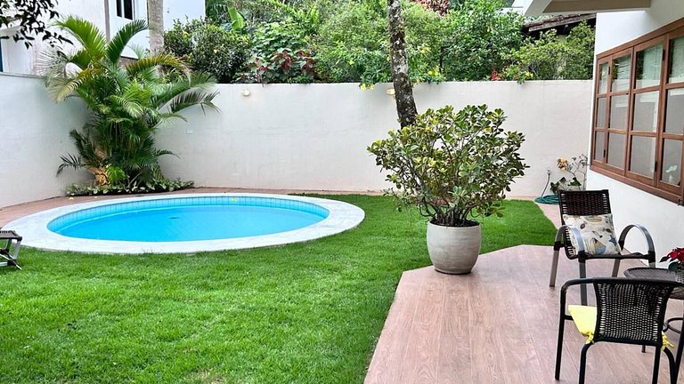 Casa Garoupas | 4 dorms em condomínio pé na areia