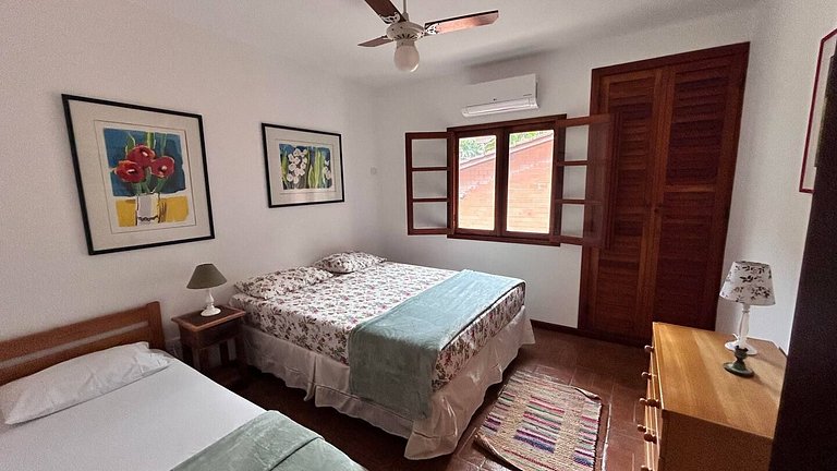 Casa Garoupas | 4 dorms em condomínio pé na areia