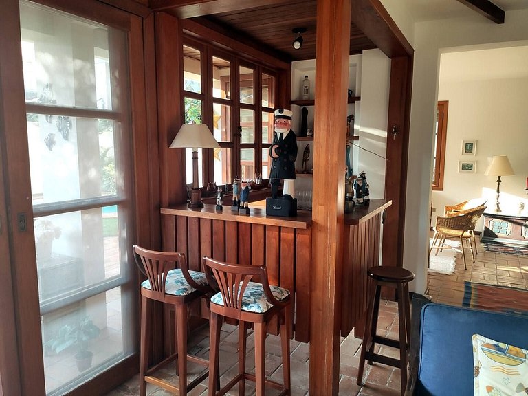Casa Garoupas | 4 dorms em condomínio pé na areia