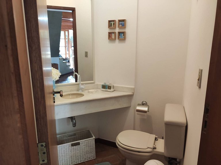 Casa Garoupas – 4 dormitórios em condomínio pé na areia