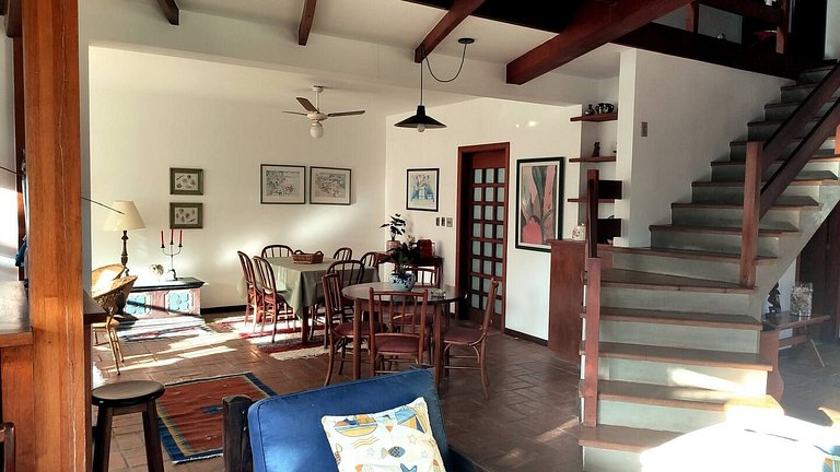 Casa Garoupas | 4 dorms em condomínio pé na areia