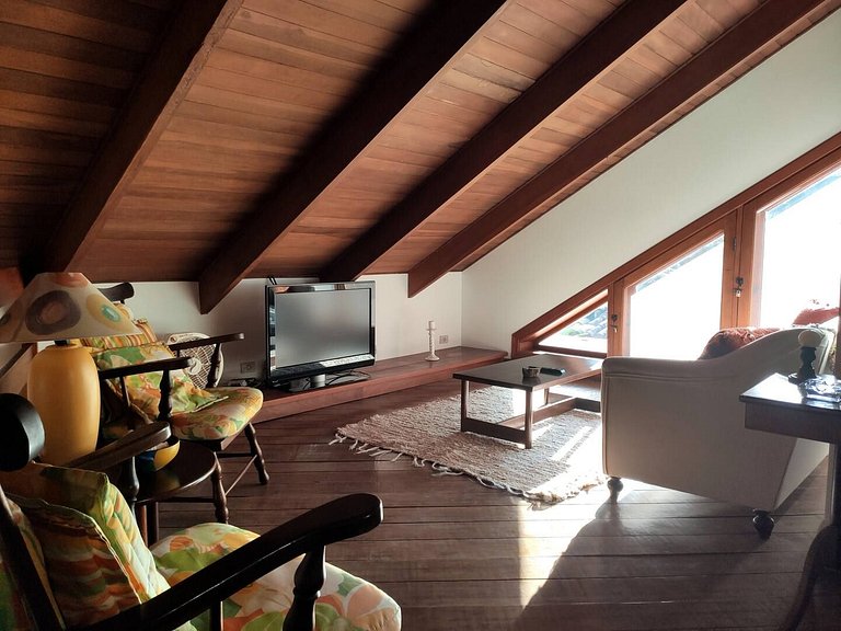 Casa Garoupas | 4 dorms em condomínio pé na areia