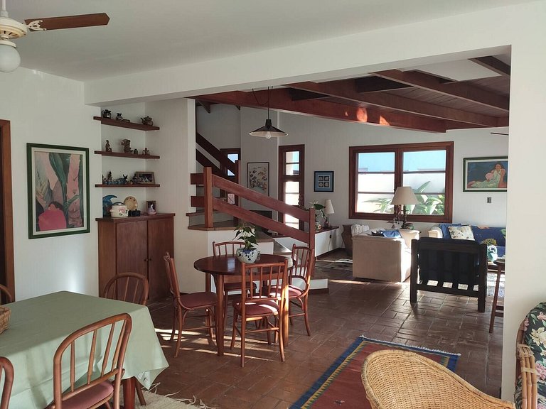 Casa Garoupas | 4 dorms em condomínio pé na areia