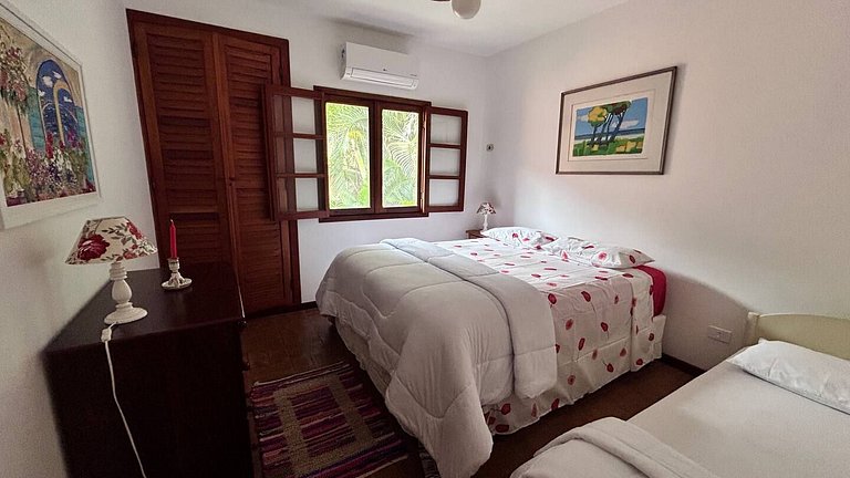 Casa Garoupas | 4 dorms em condomínio pé na areia