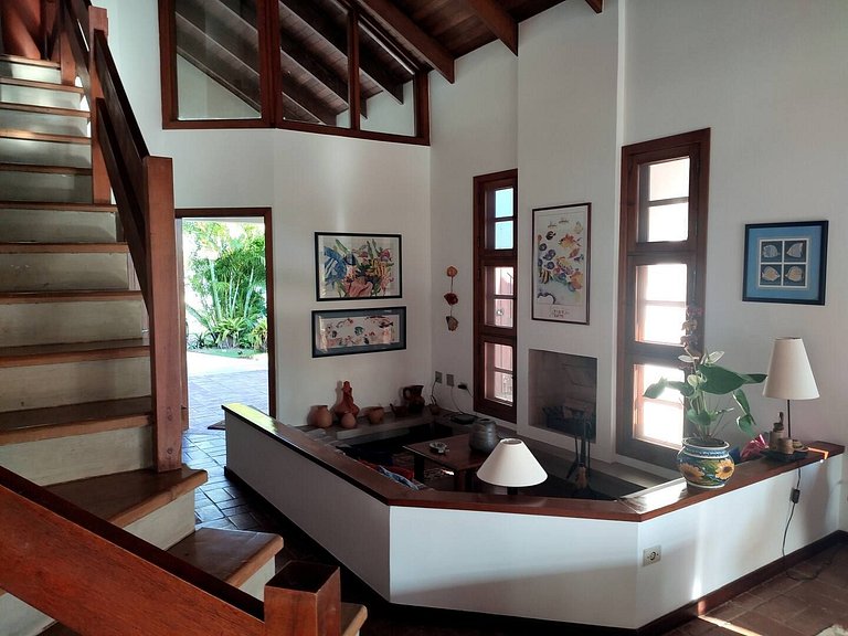 Casa Garoupas | 4 dorms em condomínio pé na areia