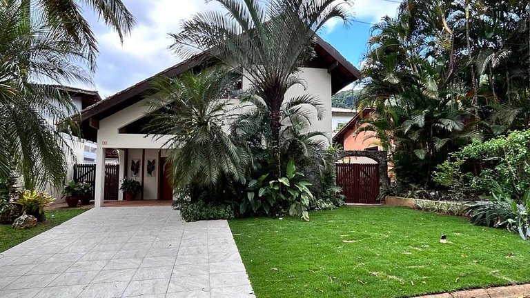 Casa Garoupas | 4 dorms em condomínio pé na areia