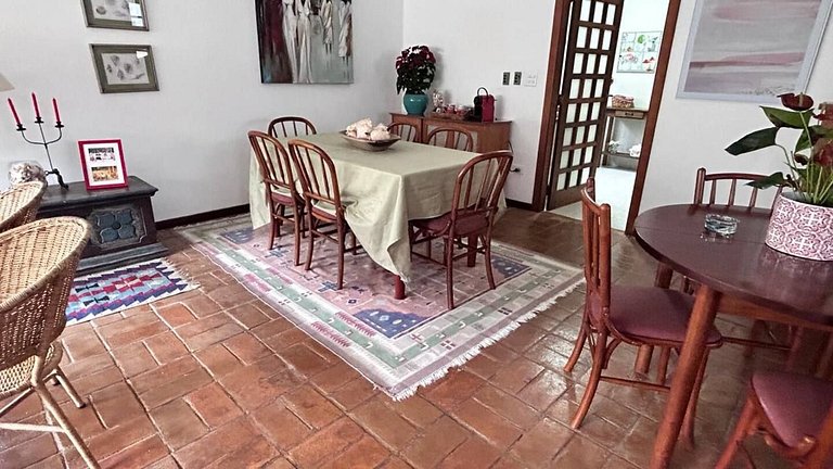 Casa Garoupas | 4 dorms em condomínio pé na areia