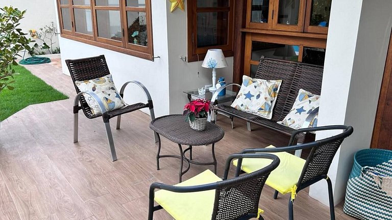 Casa Garoupas | 4 dorms em condomínio pé na areia