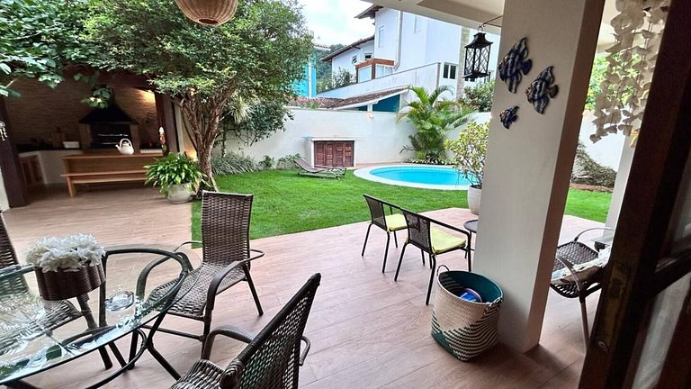 Casa Garoupas | 4 dorms em condomínio pé na areia