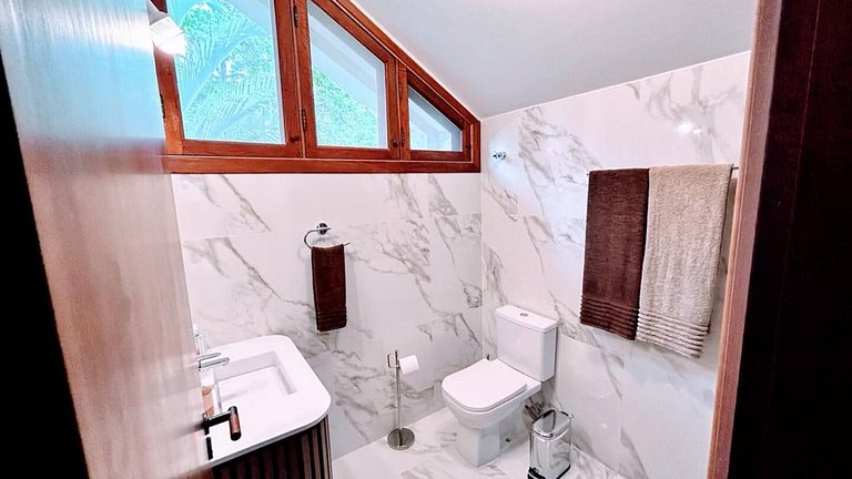 Casa Garoupas | 4 dorms em condomínio pé na areia