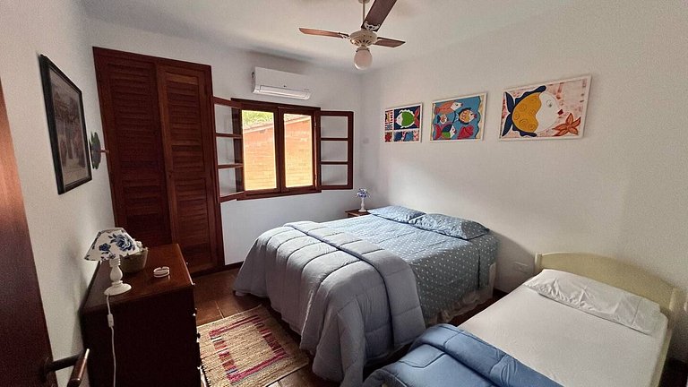 Casa Garoupas | 4 dorms em condomínio pé na areia