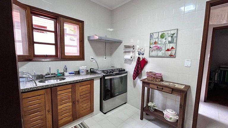 Casa Garoupas | 4 dorms em condomínio pé na areia